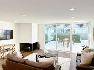 Chic Modern Retreat in Upscale Neighborhood