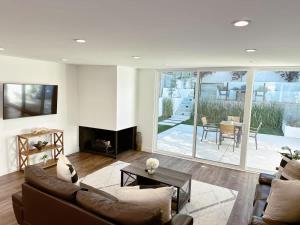 Chic Modern Retreat in Upscale Neighborhood