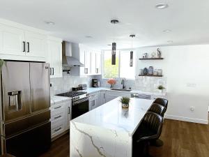 Chic Modern Retreat in Upscale Neighborhood