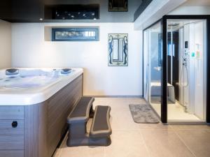 Holiday Home Villa Tante Alice Meerblick Komfort Villa Alleinlage mit Aufzug Jacuzzi Dampfb by Interhome