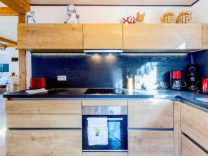 Holiday Home Chalet Le Flocon Bleu mit Blick auf das Wasser by Interhome