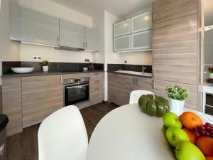 Apartment Provenzalisches Landhaus am Meer in ruhiger Lage- by Interhome