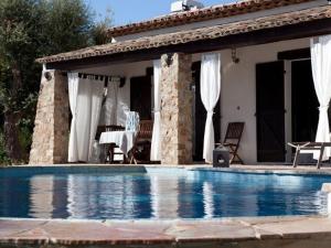 Holiday Home Herrliche Villa mit Meerblick- Pool- 400m vom Meer entfernt by Interhome