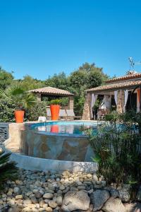 Holiday Home Herrliche Villa mit Meerblick- Pool- 400m vom Meer entfernt by Interhome