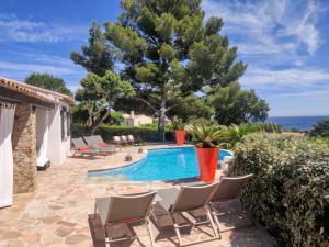 Holiday Home Herrliche Villa mit Meerblick- Pool- 400m vom Meer entfernt by Interhome