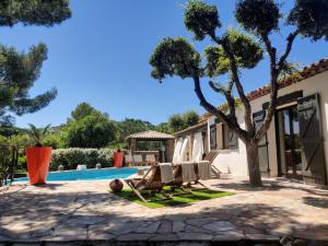 Holiday Home Herrliche Villa mit Meerblick- Pool- 400m vom Meer entfernt by Interhome