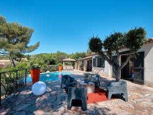 Holiday Home Herrliche Villa mit Meerblick- Pool- 400m vom Meer entfernt by Interhome