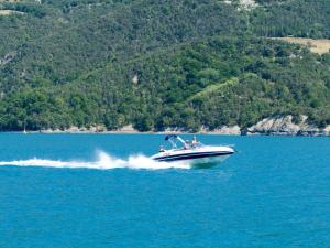 Apartment Gemütliches Chalet am Ufer des Sees von Serre-Ponçon by Interhome