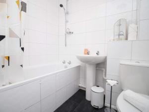 Holiday Home 2 Schlafzimmer Haus- 3 Betten- Kostenloses Parken- WiFi- Patio by Interhome