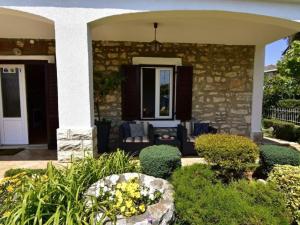 Apartment Große Wohnung in Umag mit Großem Garten und Meerblick by Interhome