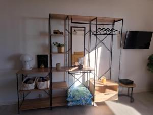 Studio Nimes - Clim - Wifi -Cuisine privatif - parking privé - salle de bain commune- balcon