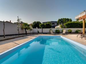 Holiday Home Schönes Haus in Pinezići mit privatem Parkplatz by Interhome