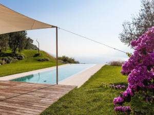 Holiday Home Rustiko-Landhaus mit Infinity-Pool und Seeblick by Interhome