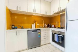 Spacious 1BDR in St Kilda Near Tram and Beach
