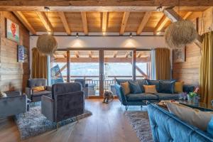 Chalet Abeille 12 Guests • Hot Tub • Free Ski Bus