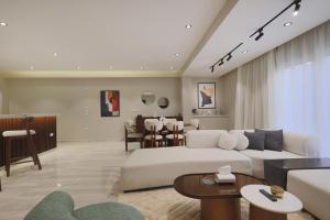 Relaxing Modern Stay with Private Garden, Sheikh Zayed city