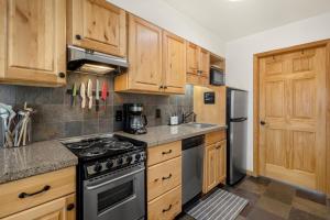 Riverfront, blocks to ski - Mtn Views, Hot Tub at Viking Lodge 217 condo