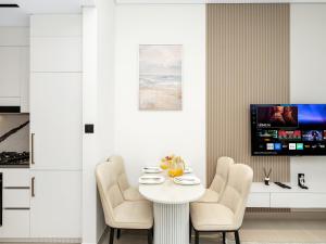 Cozy Studio with Balcony and Jacuzzi I Near Dubai Mall & Downtown I Sleeps 4