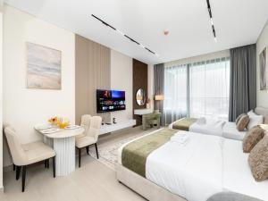 Cozy Studio with Balcony and Jacuzzi I Near Dubai Mall & Downtown I Sleeps 4