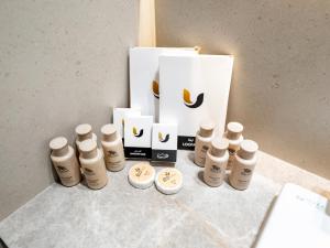 Cozy Studio with Balcony and Jacuzzi I Near Dubai Mall & Downtown I Sleeps 4