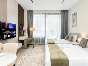 Cozy Studio with Balcony and Jacuzzi I Near Dubai Mall & Downtown I Sleeps 4