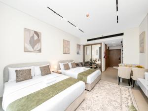 Cozy Studio with Balcony and Jacuzzi I Near Dubai Mall & Downtown I Sleeps 4