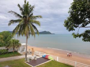 Luxurious home in Beachfront community