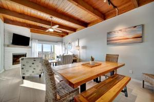 Beachfront & Ocean Views Balcony Condo Sleeps 8