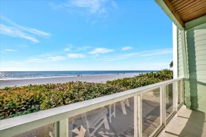 Beachfront & Ocean Views Balcony Condo Sleeps 8