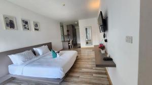 Spacious 1-Bedroom Penthouse with Pool View