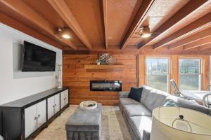 Renovated 1950s Barndominium Pet-Friendly & Modern