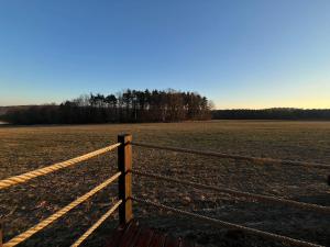 Maringotka uprostřed divočiny