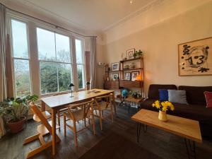 Refined 2BDR Family Retreat with Garden in Clapham