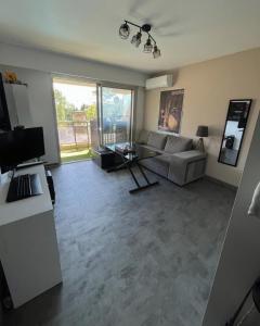 Studio lumineux avec terrasse & piscine