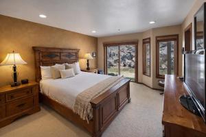 1791 Lakeside Getaway at Deer Valley! Outdoor Heated Pool & Hot Tubs! condo