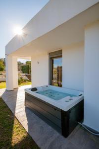 Villa Tata - Private Pool, Garden & Mountain View near the Sea