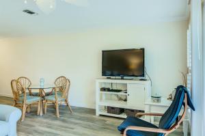 7 D, One Bedroom Condo
