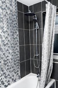 Midnight Horizon - shared bathroom
