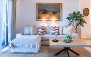 Spacious 3-Bedroom Garden Apartment and Indoor Community Pool