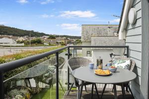 Attractive pet friendly beach house with hot tub