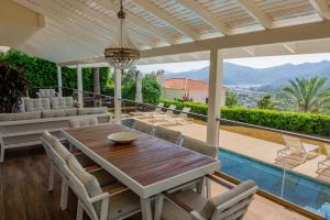 Villa with amazing sea and mountain views
