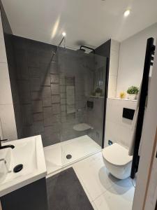 Luxury Designer 2-Bed Apartment, Reef Manor, Walk to Beach