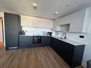 Luxury Designer 2-Bed Apartment, Reef Manor, Walk to Beach