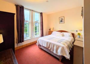 Ensuite rooms, self-catering in shared kitchens