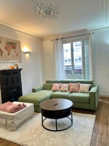 Comfort Parisian Room and Sofa Bed 1 min to Metro M4 & T3A Paris Chambre chez Habitant