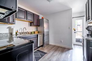 Jungle House Luxury Homes - Columbus Downtown Short North - Steps to Convention Center & Nationwide Arena - Sleeps up to 6 - Free Parking - Over 5,800 Five Stars