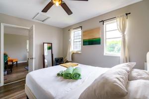 Jungle House Columbus Downtown Free Parking Sleeps 6 - Steps to Convention Center & Nationwide Arena - 1BR Short North Luxury Home - Over 5,800 Five Star Stays