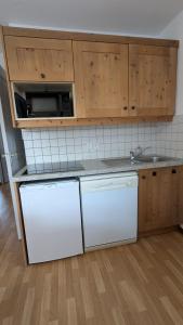 Appartement 4 pièces pour 6-8 personnes, 2 chambres, 1 cabine, 2 canapés-lit double dans le salon, au pied des pistes et piscine lété, wifi fibre