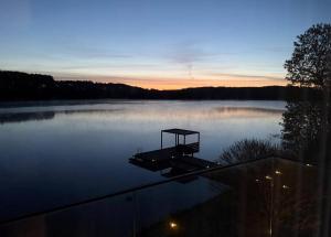 Green House - nad jeziorem z pomostem