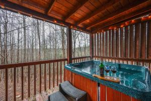 Couples or Fam Fun, King Bed, Pool Table, Jacuzzi, Hot Tub